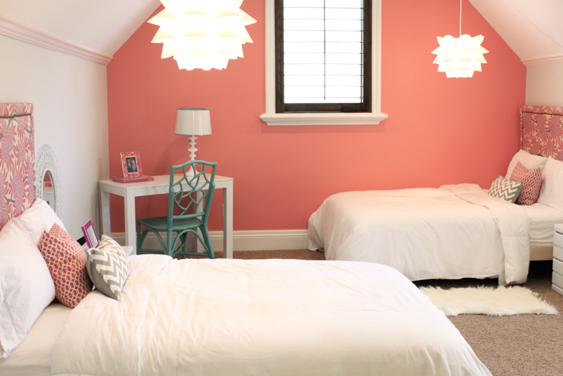 Pintar de color coral y llenar tu casa de feminidad